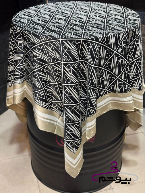 روسری طرح هرمس مشکی حاشیه کرم